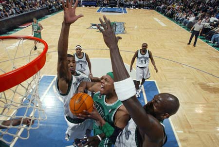 天助拜仁：3-1大冷门,26岁韩国球星闪耀欧洲,德甲第12掀翻德甲第2（德甲爆冷！第12名3-1掀翻次席，26岁韩国球星闪耀欧洲，拜仁得利）