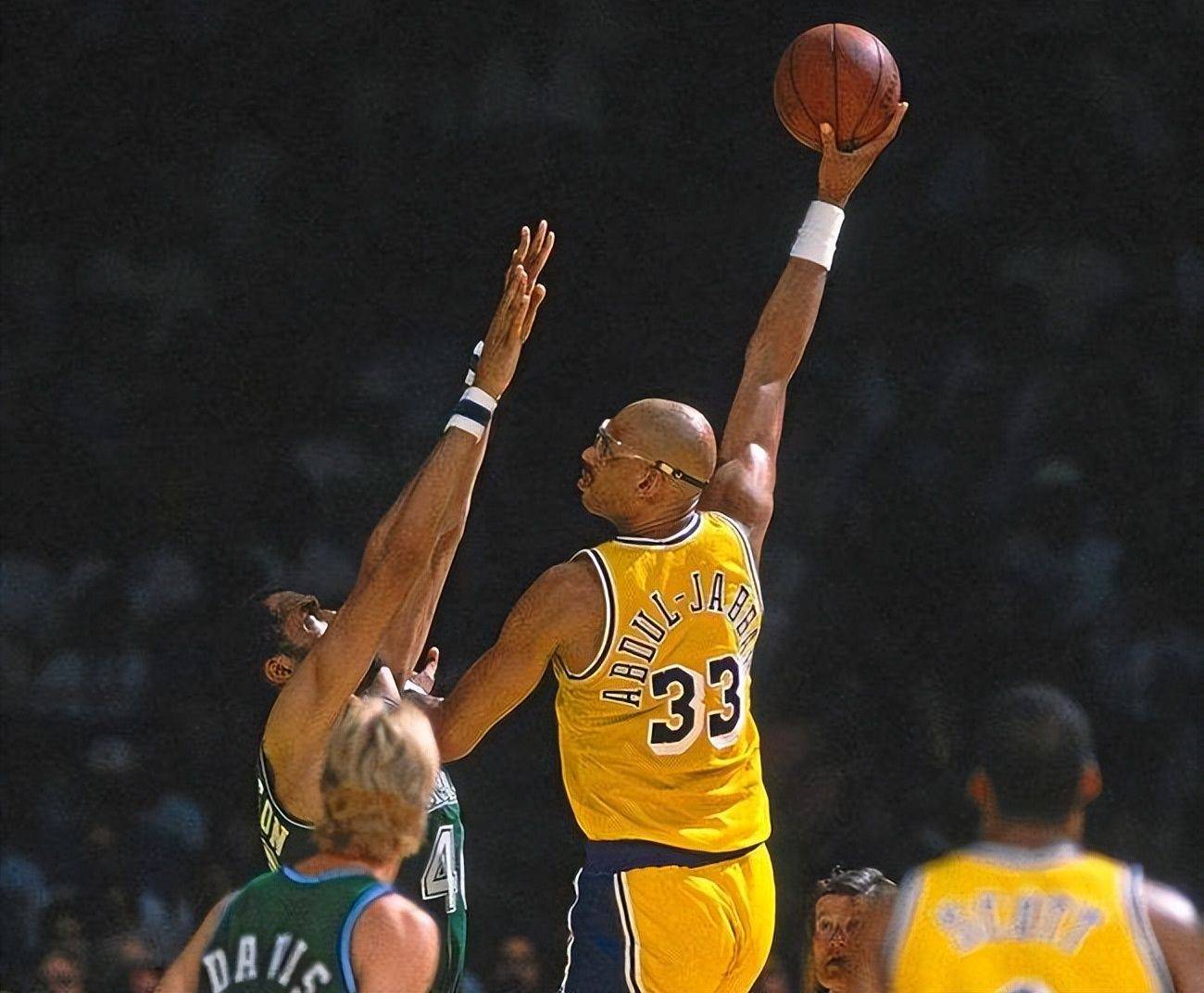 伊宁队问鼎2025年“喀什杯”李景亮现身现场和球员共跳新疆舞庆祝（2025年“喀什杯”伊宁队夺冠，李景亮到场与球员共跳新疆舞庆祝）