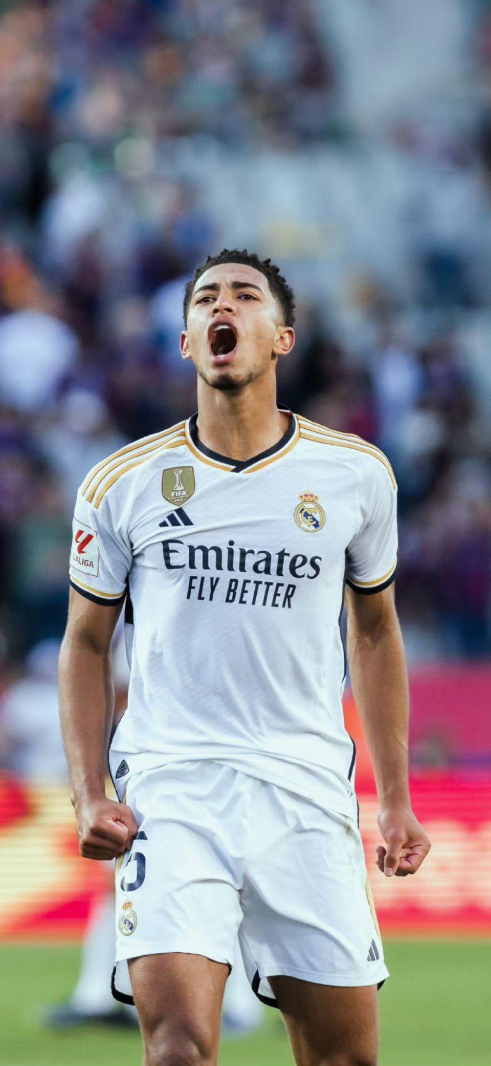 詹姆斯两双数据跻身队史前十，湖人负马刺止步NBA杯八强（詹姆斯两双升至队史前十，湖人不敌马刺无缘NBA杯四强）