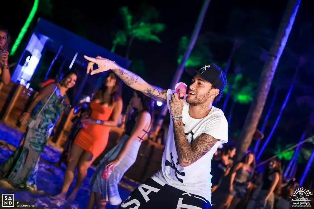 孔帕尼：会继续练定位球；迪亚斯虽没直接参与进球但贡献很大（孔帕尼：定位球训练将继续进行；迪亚斯虽未参与进球仍贡献巨大）