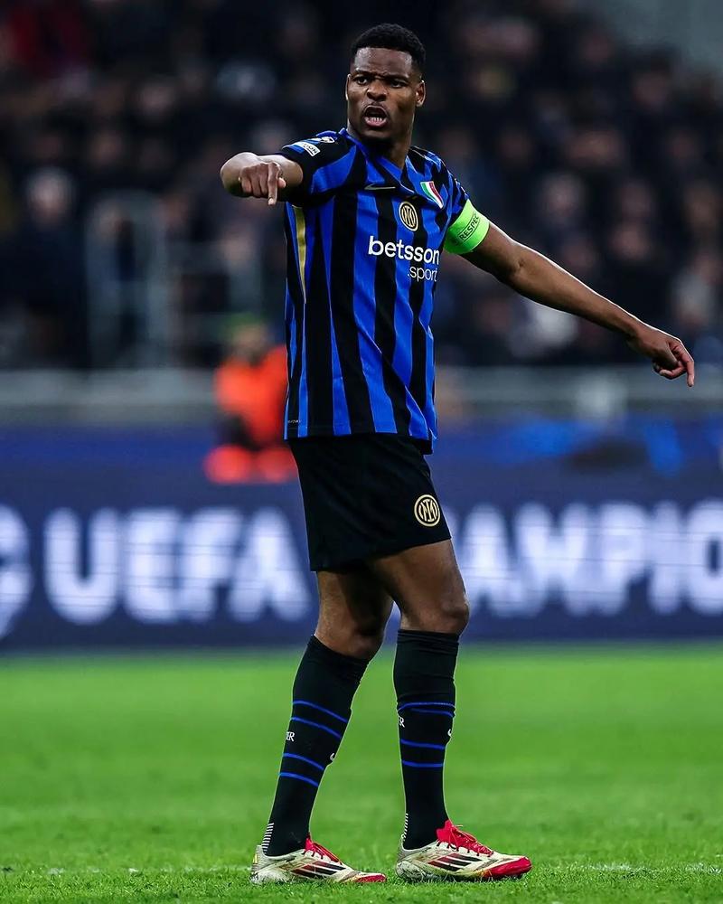 致敬若塔，阿隆索、阿诺德等人到安菲尔德纪念碑前献花（阿隆索、阿诺德等赴安菲尔德纪念碑献花，向若塔致敬）