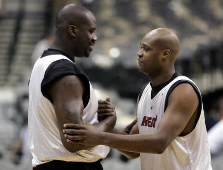 莫雷托：皇马依旧信任阿隆索，并且将在六月份签下一名中后卫（莫雷托：皇马对阿隆索信心不变，计划六月引进一位中后卫）