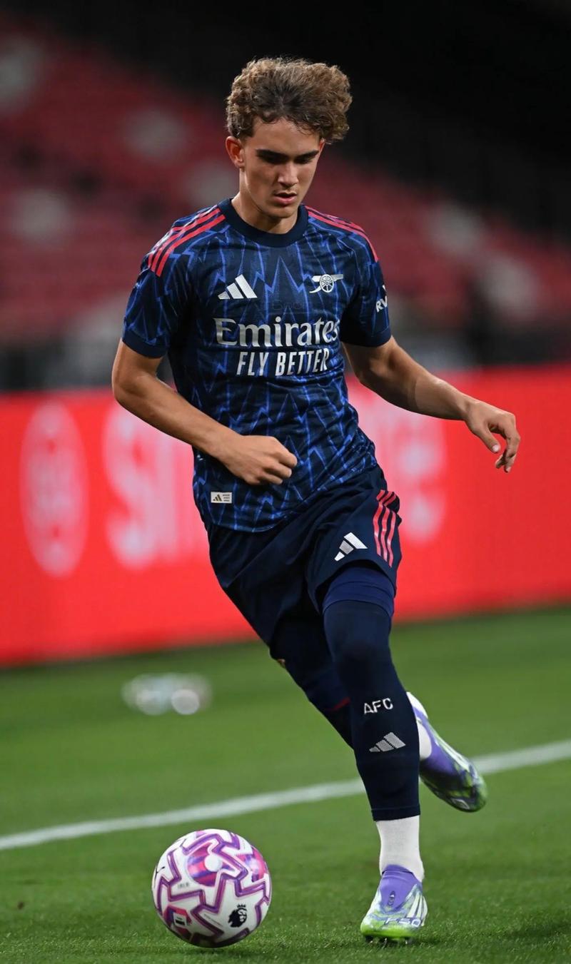 杭州女足举行环西湖徒步活动，全程八公里（杭州女足开展西湖环湖8公里徒步活动）