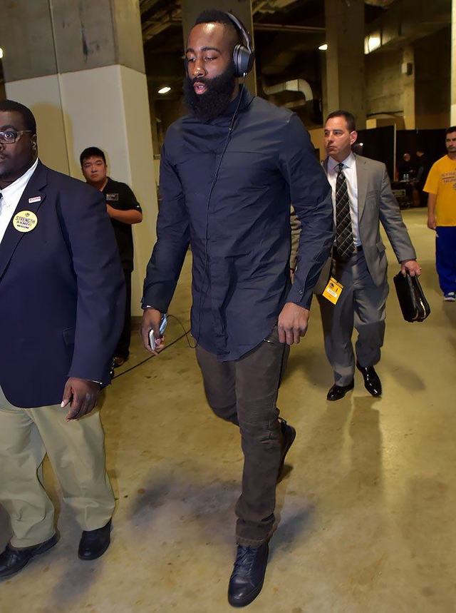 英媒：比苏马在吸笑气之后面临纪律处罚，热刺要在冬窗送走他（英媒：比苏马被曝吸笑气恐遭队纪处罚，热刺考虑冬窗放走他）