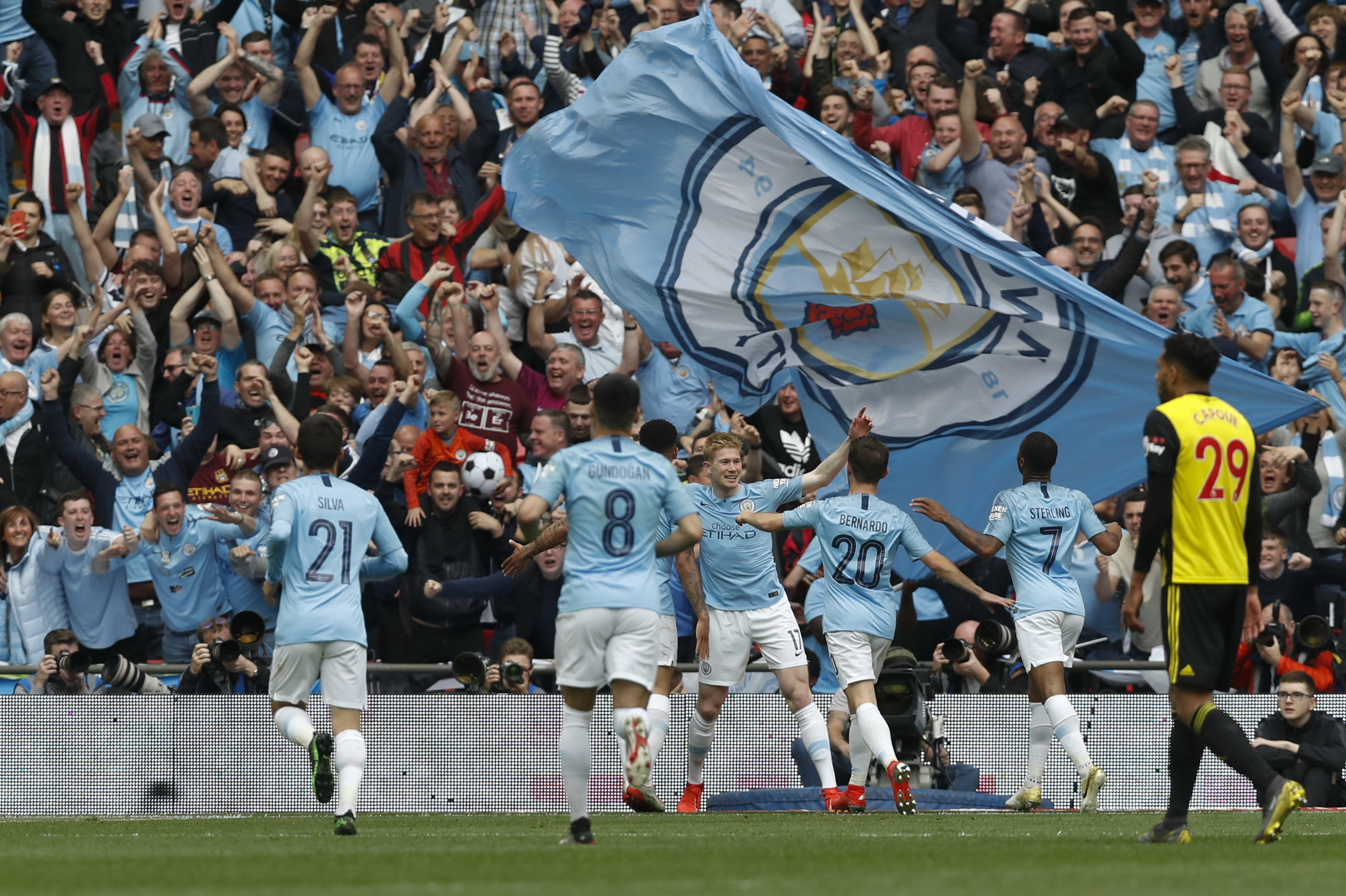 就在昨天，12月5日下午！中超传来了上海申花、斯卢茨基和北京国安的新消息（中超最新动态：12月5日下午，上海申花、斯卢茨基与北京国安传来新消息）