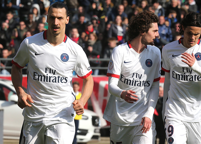 场面火爆，吉马良斯掐罗梅罗脖子逃过红牌（火爆冲突，吉马良斯掐住罗梅罗脖子仍逃过红牌）