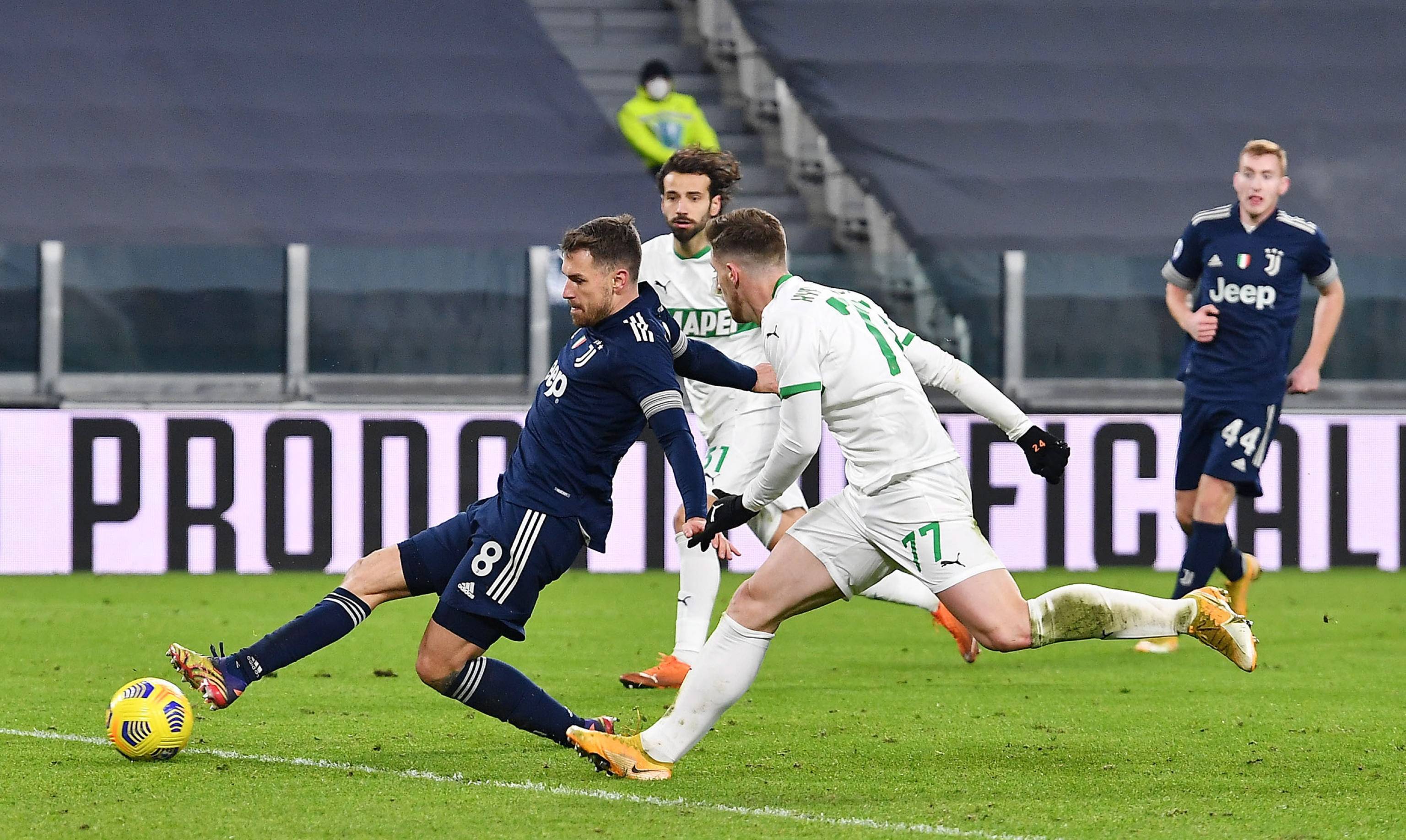 才华横溢，法国国脚谢尔基vs多特蒙德个人集锦（天赋尽显：法国国脚谢尔基对阵多特蒙德个人高光集锦）