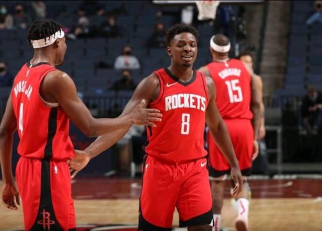 记者：穆斯卡特并不是被“气”走了，他是抽空去上了个厕所（记者澄清：穆斯卡特并非被气走，只是中途去上厕所）