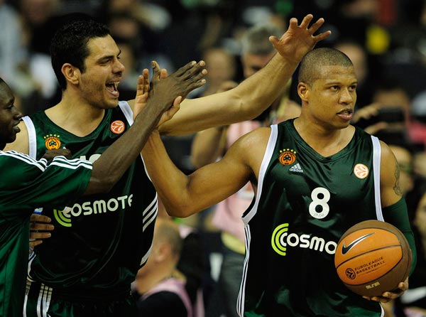 记者：皇马考虑请齐达内回来救火至赛季结束（曝皇马考虑邀齐达内回归救火至赛季末）