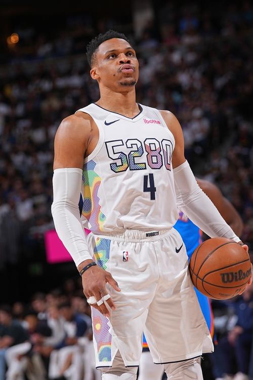 美记：文班亚马和卡斯尔均参加马刺完整训练，后者或明天复出（美媒记者：文班亚马与卡斯尔均参加马刺合练，卡斯尔有望明日复出）