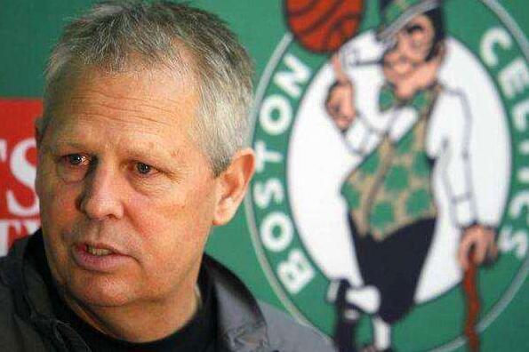 篮球NBA巨星单场暴砍52分，再次刷新个人纪录（NBA巨星单场轰下52分，再度改写个人新高）