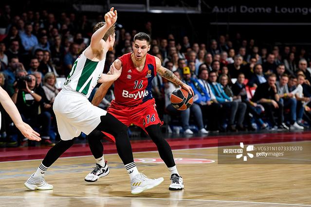 梅西小时候铃声响了不回教室，老师批评他：马拉多纳只有一个（梅西童年上课铃响仍未回班，老师斥责：马拉多纳独一无二）