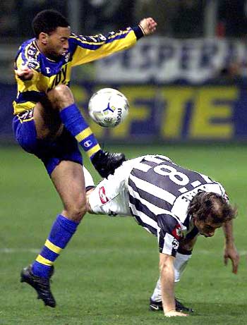 报价超十亿英镑，英媒：派拉蒙获得四年在英国的欧冠转播权（英媒称：派拉蒙以逾10亿英镑拿下英国地区四年欧冠转播权）